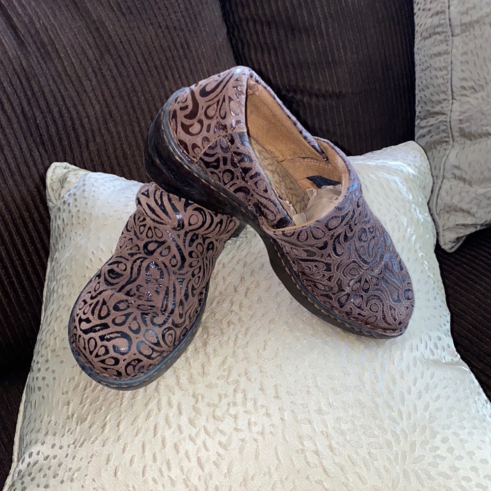 b.o.c. Ladies mules/clogs excellent gently used condition size 8 1/2